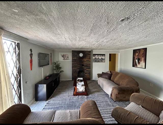 4 BEDROOM HOUSE FOR SALE IN CROWN GARDENS